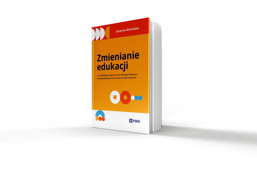Okładka książki dr. Zuzanny Michalskiej „Zmienianie edukacji. Na przykładzie programu Klub Młodego Odkrywcy koordynowanego przez Centrum Nauki Kopernik”